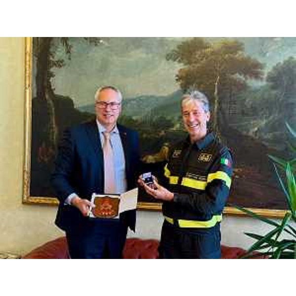 Mauro Bordin, presidente del Cr Fvg, consegna il - Mauro Bordin, presidente del Cr Fvg, consegna il 