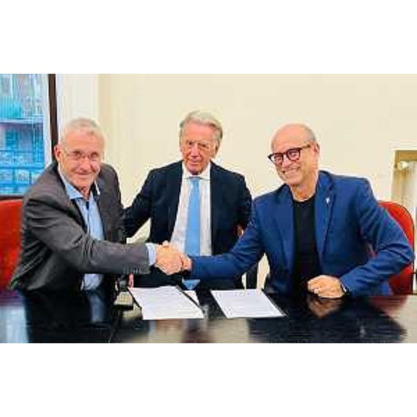 L'assessore regionale alla Difesa dell'ambiente e sviluppo sostenibile Fabio Scoccimarro (al centro) con il presidente di Informest, Davide Lepori (a destra) e il presidente di Fvg Energia Franco Baritussio (a sinistra), alla firma dell'accordo tra le due realtà. - L'assessore regionale alla Difesa dell'ambiente e sviluppo sostenibile Fabio Scoccimarro (al centro) con il presidente di Informest, Davide Lepori (a destra) e il presidente di Fvg Energia Franco Baritussio (a sinistra), alla firma dell'accordo tra le due realtà.