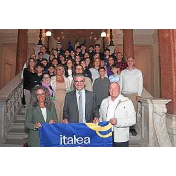 Foto di gruppo dell'assessore regionale Pierpaolo Roberti insieme ai giovani atleti tra cui i figli di corregionali all'estero - Foto di gruppo dell'assessore regionale Pierpaolo Roberti insieme ai giovani atleti tra cui i figli di corregionali all'estero