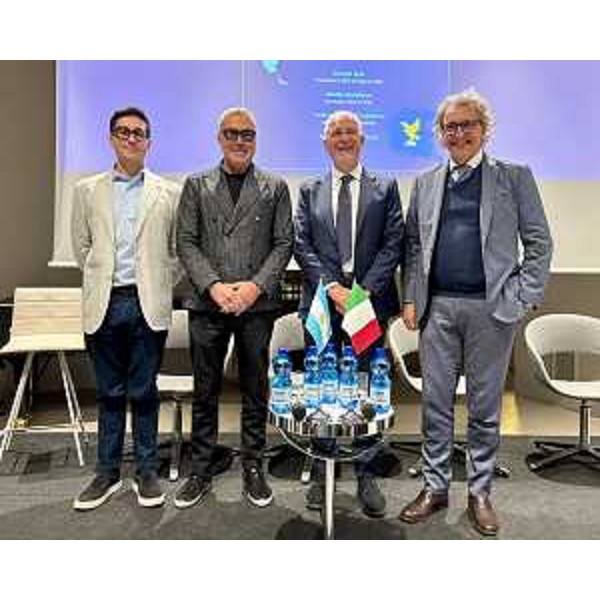 L?assessore regionale alle Attività produtive Sergio emidio Bini (secondo da sinistra) insieme al presidente di confindustria Udine Luigino Pozzo (secondo da destra), il vicepresidente dell'associazione degli industriali di udine con delega alla all'immigrazione qualificata Mario Toniutti (primo da destra) e Gerardo Sine (primo da sinistra) fondatore e Ceo della startup Back to Italy - L?assessore regionale alle Attività produtive Sergio emidio Bini (secondo da sinistra) insieme al presidente di confindustria Udine Luigino Pozzo (secondo da destra), il vicepresidente dell'associazione degli industriali di udine con delega alla all'immigrazione qualificata Mario Toniutti (primo da destra) e Gerardo Sine (primo da sinistra) fondatore e Ceo della startup Back to Italy