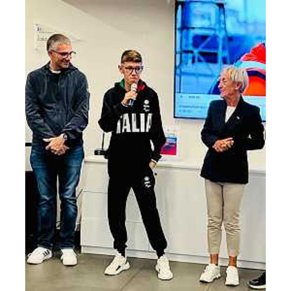 L'assessore regionale alle Autonomie locali, Pierpaolo Roberti (a sinistra) assieme al campione paralimpico Matteo Parenzan (secondo da sinistra) alla cerimonia di apertura del Barcolana Parasailing - Eurosaf Inclusive European Championship, assieme alla presidente della Società triestina della vela Marina Simoni. - L'assessore regionale alle Autonomie locali, Pierpaolo Roberti (a sinistra) assieme al campione paralimpico Matteo Parenzan (secondo da sinistra) alla cerimonia di apertura del Barcolana Parasailing - Eurosaf Inclusive European Championship, assieme alla presidente della Società triestina della vela Marina Simoni.