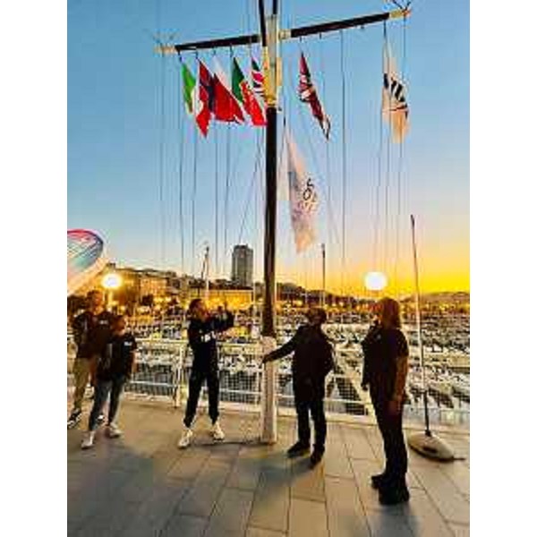 Il campione paralimpico Matteo Parenzan issa la bandiera del Barcolana Parasailing - Eurosaf Inclusive European Championship - Il campione paralimpico Matteo Parenzan issa la bandiera del Barcolana Parasailing - Eurosaf Inclusive European Championship
