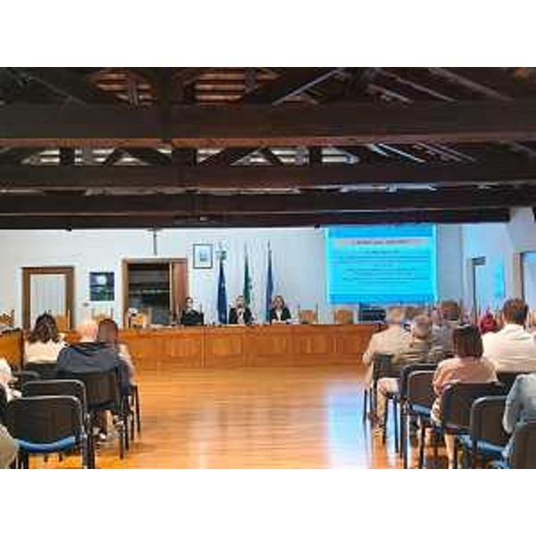 L'assessore regionale Cristina Amirante (al centro del tavolo) durante l'incontro per promuovere i bandi per l'edilizia a Pasiano - L'assessore regionale Cristina Amirante (al centro del tavolo) durante l'incontro per promuovere i bandi per l'edilizia a Pasiano