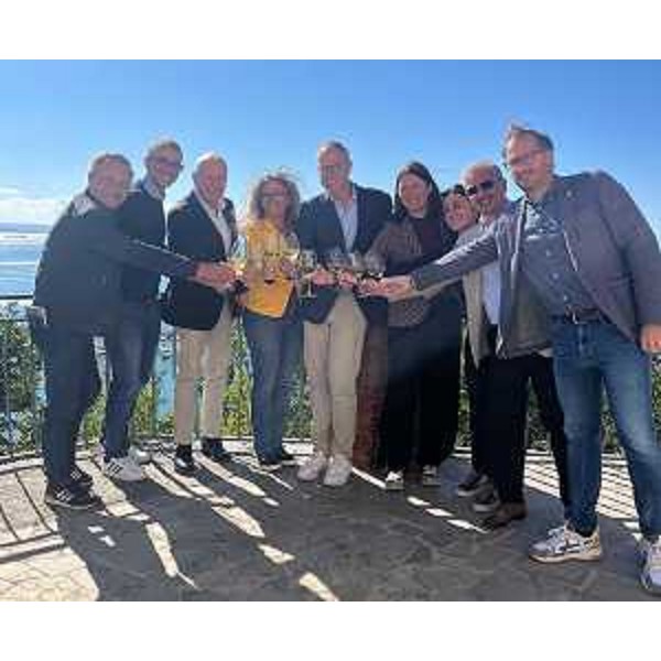 Lassessore regionale alle Autonomie locali Pierpaolo Roberti (secondo da sx) con i rappresentanti dei Comuni e degli enti promotori della 24^ edizione di Sapori del Carso/Okusi Krasa - Lassessore regionale alle Autonomie locali Pierpaolo Roberti (secondo da sx) con i rappresentanti dei Comuni e degli enti promotori della 24^ edizione di Sapori del Carso/Okusi Krasa