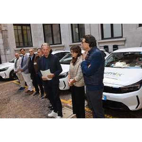 L'assessore Scoccimarro (al centro) assieme ai principali partner del progetto Noemix durante la presentazione dei risultati dell'iniziativa. - L'assessore Scoccimarro (al centro) assieme ai principali partner del progetto Noemix durante la presentazione dei risultati dell'iniziativa.