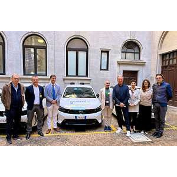 I rappresentanti dei principali partner del progetto Noemix in posa con alcuni demi messi messi a disposizione. - I rappresentanti dei principali partner del progetto Noemix in posa con alcuni demi messi messi a disposizione.