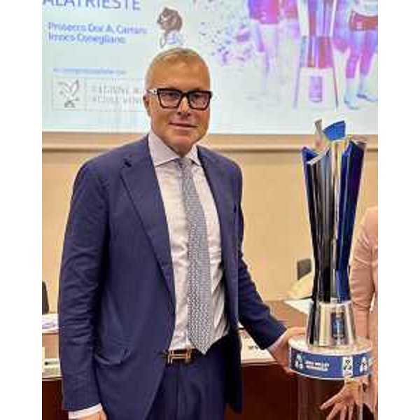 L'assessore regionale Sergio Emidio Bini con il trofeo che verrà assegnato sabato 18 ottobre a Trieste - L'assessore regionale Sergio Emidio Bini con il trofeo che verrà assegnato sabato 18 ottobre a Trieste