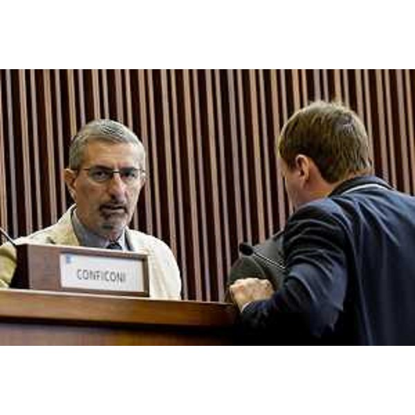 Andrea Carli (Pd) a colloquio con il collega di gruppo Massimiliano Pozzo, di spalle in questa foto - Andrea Carli (Pd) a colloquio con il collega di gruppo Massimiliano Pozzo, di spalle in questa foto