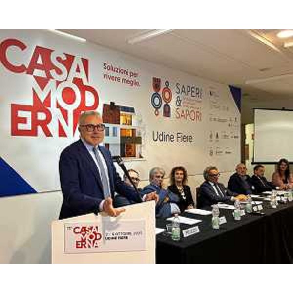 L'assessore alle Attività produttive, Sergio Emidio Bini, all'inaugurazione di Casa Moderna in Fiera a Udine - L'assessore alle Attività produttive, Sergio Emidio Bini, all'inaugurazione di Casa Moderna in Fiera a Udine