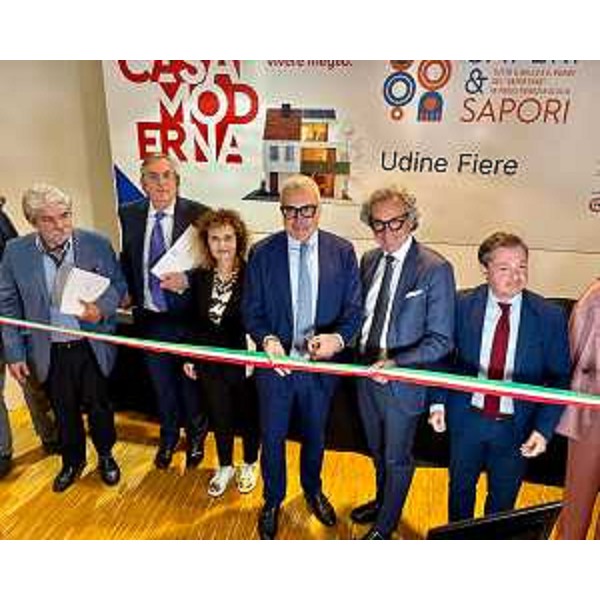 L'assessore regionale Bini al taglio del nastro dell'evento fieristico che abbina Casa Moderna e Saperi&Sapori - L'assessore regionale Bini al taglio del nastro dell'evento fieristico che abbina Casa Moderna e Saperi&Sapori