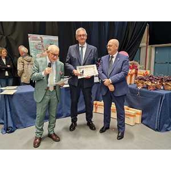 L'assessore regionale Sebastiano Callari consegna la medaglia d'oro del Premio a Roberto Di Lenarda - L'assessore regionale Sebastiano Callari consegna la medaglia d'oro del Premio a Roberto Di Lenarda