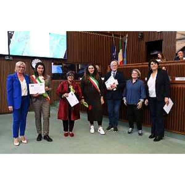 Un altro gruppo delle ventidue donne premiate - Un altro gruppo delle ventidue donne premiate