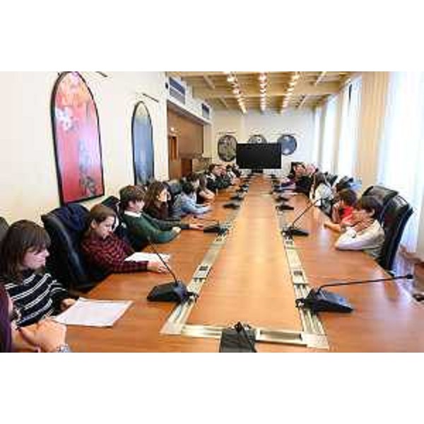 Un momento dell'incontro con il Consiglio comunale dei ragazzi e delle ragazze di Rivignano Teor in Sala gialla - Un momento dell'incontro con il Consiglio comunale dei ragazzi e delle ragazze di Rivignano Teor in Sala gialla