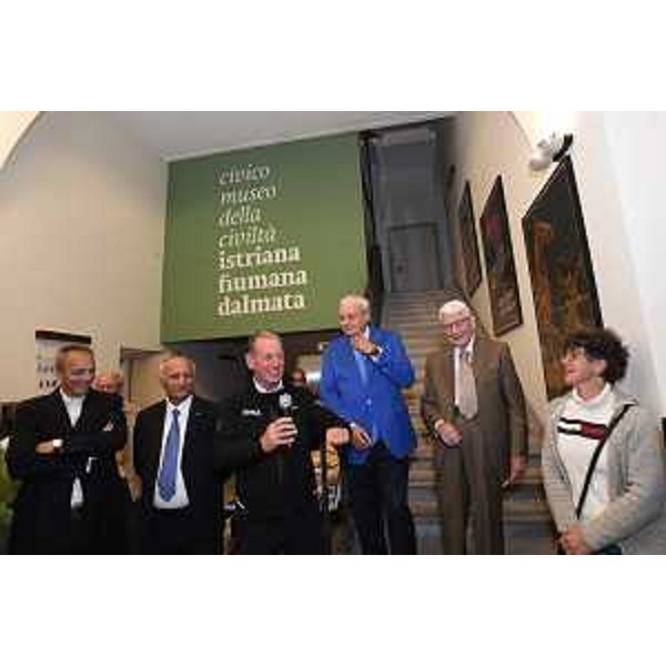 L'assessore regionale alla Difesa dell'ambiente Fabio Scoccimarro (al centro) al taglio del nastro della mostra "100 anni. Circolo Marina Mercantile Nazario Sauro e Società Nautica Pullino" al Civico Museo della Civiltà istriana, fiumana e dalmata di Trieste, assieme ai presidenti dell'Irci Franco Degrassi, della Società nautica Pullino Fulvia Piller e del Circolo marina mercantile Nazario Sauro Roberto Antonione, al presidente del Consiglio comunale di Trieste Francesco Di Paola Panteca e al vicepresidente del Consiglio regionale Francesco Russo. - L'assessore regionale alla Difesa dell'ambiente Fabio Scoccimarro (al centro) al taglio del nastro della mostra "100 anni. Circolo Marina Mercantile Nazario Sauro e Società Nautica Pullino" al Civico Museo della Civiltà istriana, fiumana e dalmata di Trieste, assieme ai presidenti dell'Irci Franco Degrassi, della Società nautica Pullino Fulvia Piller e del Circolo marina mercantile Nazario Sauro Roberto Antonione, al presidente del Consiglio comunale di Trieste Francesco Di Paola Panteca e al vicepresidente del Consiglio regionale Francesco Russo. 