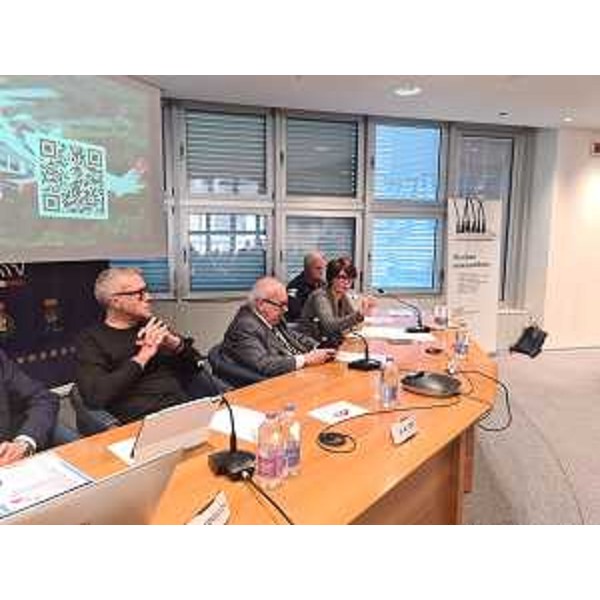 Gli assessori regionali Alessia Rosolen, a destra, e Sergio Emidio Bini all'incontro con Leonardo nella sede di Confindustria Alto Adriatico a Pordenone - Gli assessori regionali Alessia Rosolen, a destra, e Sergio Emidio Bini all'incontro con Leonardo nella sede di Confindustria Alto Adriatico a Pordenone