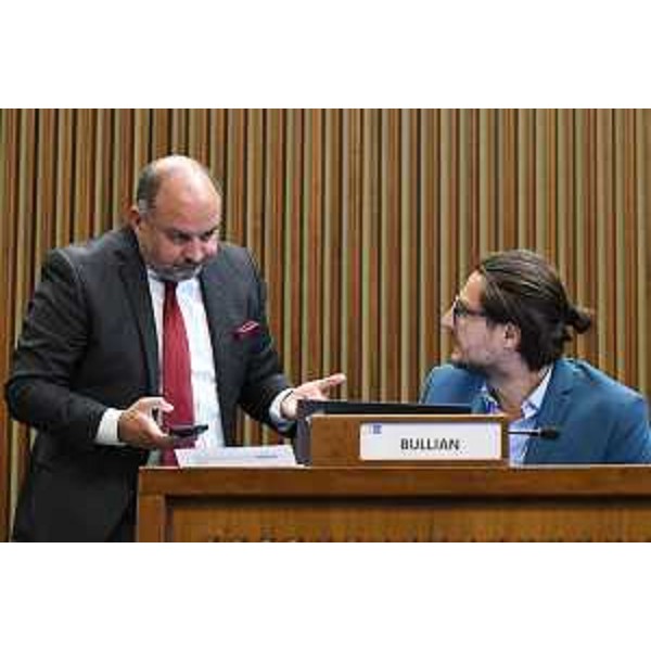 Il capogruppo del Pd, Diego Moretti, a sinistra, accanto a Enrico Bullian (Patto per l'Autonomia-Civica Fvg) - Il capogruppo del Pd, Diego Moretti, a sinistra, accanto a Enrico Bullian (Patto per l'Autonomia-Civica Fvg)