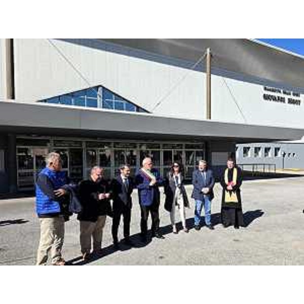 Diego Bernardis (Fp) secondo da destra nella foto all'esterno del rinnovato palazzetto - Diego Bernardis (Fp) secondo da destra nella foto all'esterno del rinnovato palazzetto 