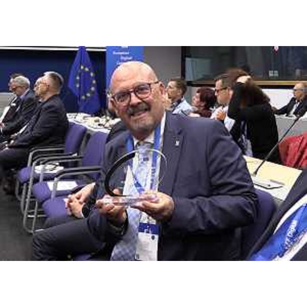 L'assessore Callari, con il riconoscimento assegnato al Friuli Venezia Giulia, alla cerimonia di premiazione degli European digital connecting awards. - L'assessore Callari, con il riconoscimento assegnato al Friuli Venezia Giulia, alla cerimonia di premiazione degli European digital connecting awards.