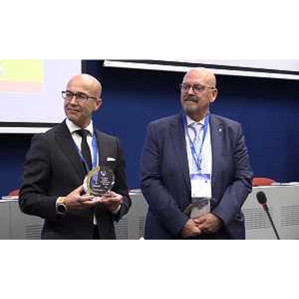 Lassessore regionale ai Sistemi informativi Sebastiano Callari (a destra) a Bruxelles, dove il progetto della Regione Excellent Region in a Multimedia European Society (Ermes) è stato riconosciuto tra i primi tre più interessanti a livello comunitario nellambito dellEuropean digital connecting awards. - Lassessore regionale ai Sistemi informativi Sebastiano Callari (a destra) a Bruxelles, dove il progetto della Regione Excellent Region in a Multimedia European Society (Ermes) è stato riconosciuto tra i primi tre più interessanti a livello comunitario nellambito dellEuropean digital connecting awards.