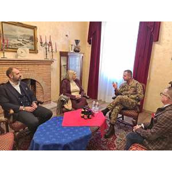 L'assessore regionale Cristina Amirante durante l'incontro con il comandante della 132esima Brigata Ariete generale di brigata Domenico Leotta - L'assessore regionale Cristina Amirante durante l'incontro con il comandante della 132esima Brigata Ariete generale di brigata Domenico Leotta