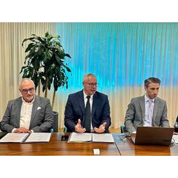 Il presidente del Cr Fvg, Mauro Bordin (al centro nella foto), accanto al sindaco di Codroipo Guido Nardini (a sinistra) e al vicesindaco Giacomo Trevisan - Il presidente del Cr Fvg, Mauro Bordin (al centro nella foto), accanto al sindaco di Codroipo Guido Nardini (a sinistra) e al vicesindaco Giacomo Trevisan