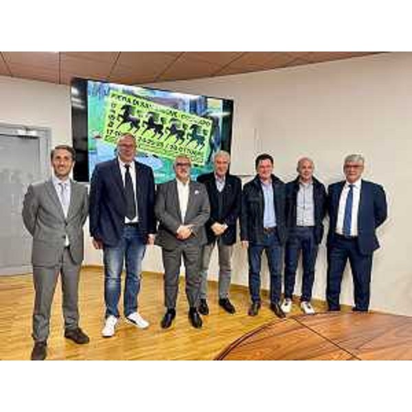 La foto di gruppo al termine della presentazione. Da sinistra il vicesindaco Trevisan, il presidente Bordin, il sindaco Nardini, Pietro De Marchi dell'Unpli Fvg, l'assessore Giorgio Turcati, Gino Vendrame (Cciaa Ud-Pn) e Ugo Maiero (Banca 360 Fvg) - La foto di gruppo al termine della presentazione. Da sinistra il vicesindaco Trevisan, il presidente Bordin, il sindaco Nardini, Pietro De Marchi dell'Unpli Fvg, l'assessore Giorgio Turcati, Gino Vendrame (Cciaa Ud-Pn) e Ugo Maiero (Banca 360 Fvg)