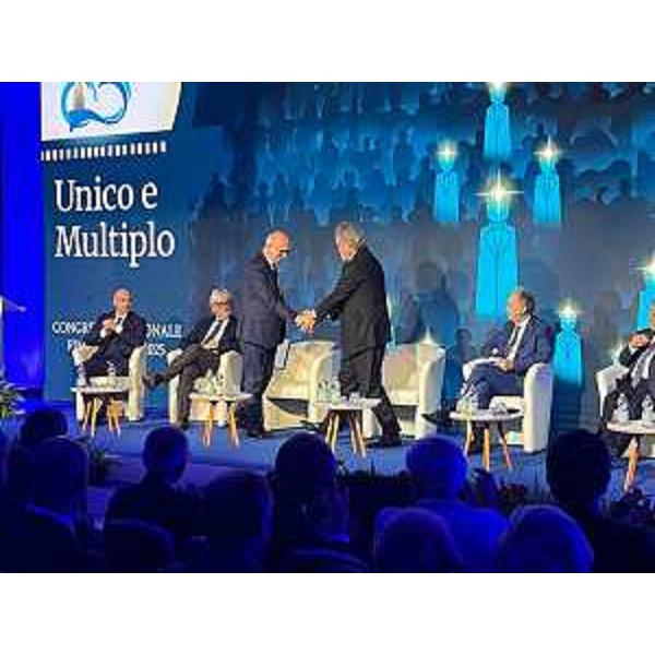 L'assessore del Friuli Venezia Giulia alla Salute Riccardo Riccardi stringe la mano al segretario della Fimmg Silvestro Scotti sul palco del Voi Tanka di Villasimius - L'assessore del Friuli Venezia Giulia alla Salute Riccardo Riccardi stringe la mano al segretario della Fimmg Silvestro Scotti sul palco del Voi Tanka di Villasimius