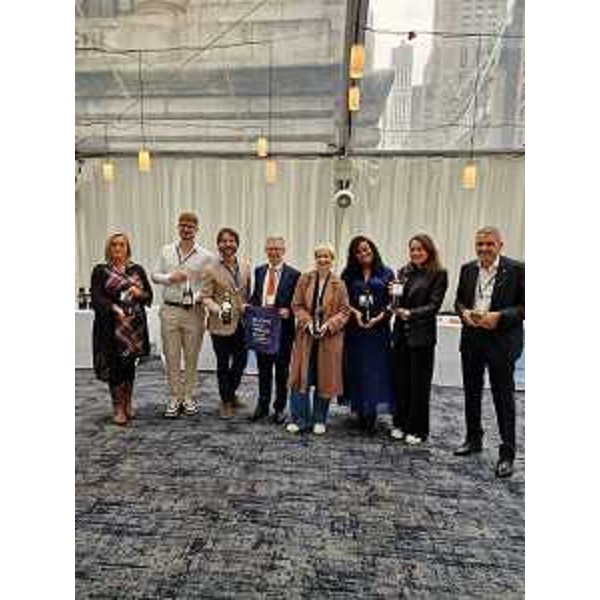 L'assessore regionale Stefano Zannier (al centro) con una rappresentanza di imprenditori del vino del Friuli Venezia Giulia a Vinitaly Usa a New York - L'assessore regionale Stefano Zannier (al centro) con una rappresentanza di imprenditori del vino del Friuli Venezia Giulia a Vinitaly Usa a New York