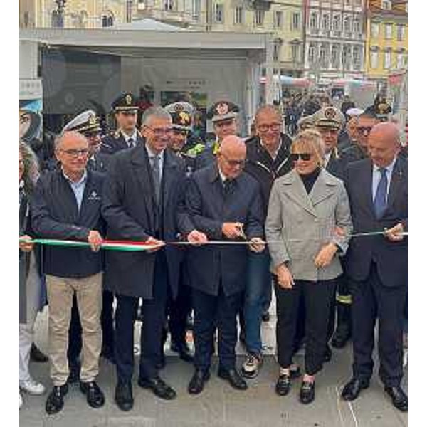 L'assessore Roberti e la altre autorità all'apertura del Villaggio Sicurezza - L'assessore Roberti e la altre autorità all'apertura del Villaggio Sicurezza