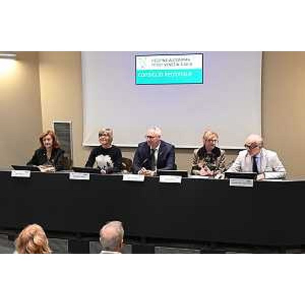 Da sx Rita De Luca, consigliera Informest, l'assessore regionale alle Finanza, Barbara Zilli, il presidente del Cr Fvg, Mauro Bordin, Gina Bravo e Graziano Lorenzon, direttore di Informest - Da sx Rita De Luca, consigliera Informest, l'assessore regionale alle Finanza, Barbara Zilli, il presidente del Cr Fvg, Mauro Bordin, Gina Bravo e Graziano Lorenzon, direttore di Informest