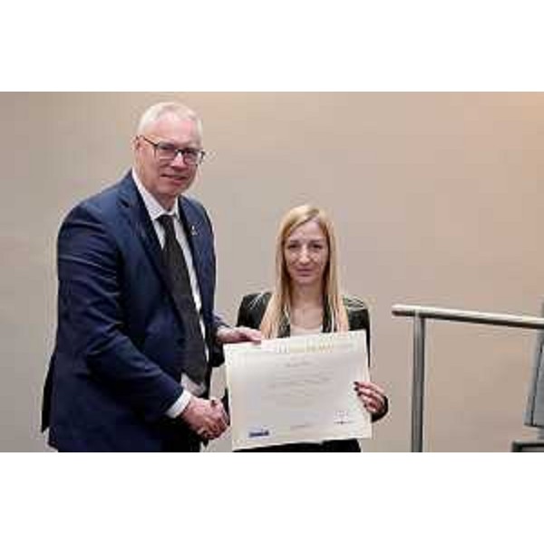 Il presidente del Cr Fvg, Mauro Bordin, consegna il premio di laura a Marta Dri - Il presidente del Cr Fvg, Mauro Bordin, consegna il premio di laura a Marta Dri 