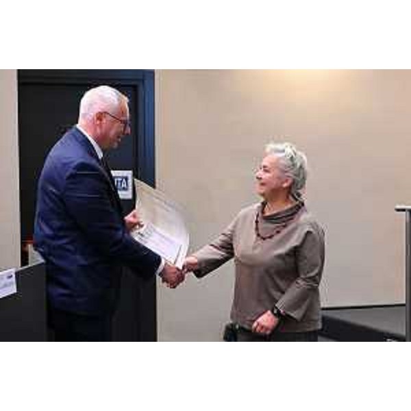 Il presidente del Cr Fvg, Mauro Bordin, consegna il premio di laura a Federica Zambon - Il presidente del Cr Fvg, Mauro Bordin, consegna il premio di laura a Federica Zambon 