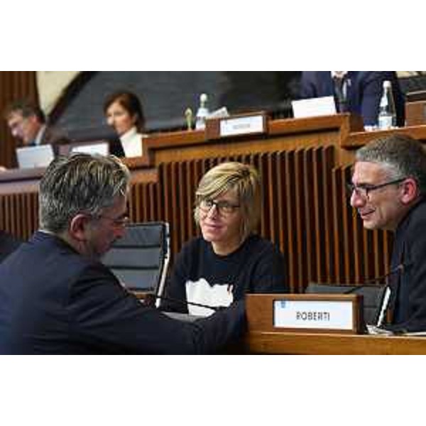 L'assessore Fvg alle Finanze, Barbara Zilli, tra il capogruppo leghista Antonio Calligaris e il collega di Giunta, Pierpaolo Roberti - L'assessore Fvg alle Finanze, Barbara Zilli, tra il capogruppo leghista Antonio Calligaris e il collega di Giunta, Pierpaolo Roberti