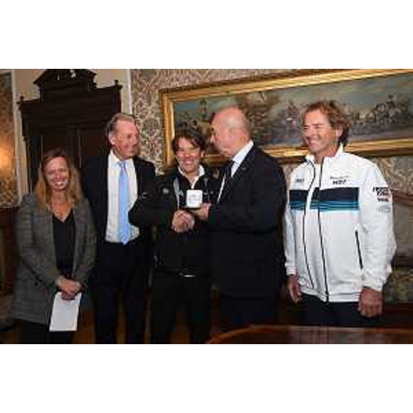 L'assessore regionale Fabio Scoccimarro (secondo da sinistra) nel Salotto Azzurro del Municipio triestino - L'assessore regionale Fabio Scoccimarro (secondo da sinistra) nel Salotto Azzurro del Municipio triestino