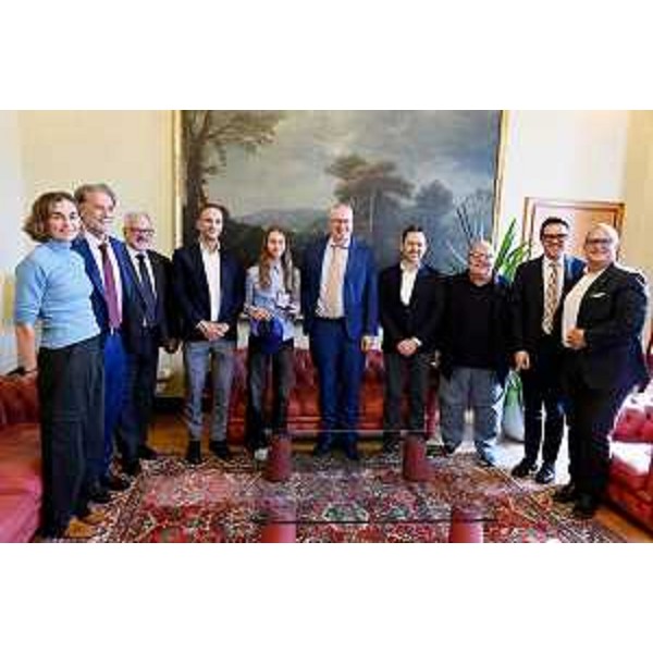 Foto di gruppo per la 15enne Sofia Ferraris con il governatore Massimiliano Fedriga e il presidente del Cr Fvg, Mauro Bordin - Foto di gruppo per la 15enne Sofia Ferraris con il governatore Massimiliano Fedriga e il presidente del Cr Fvg, Mauro Bordin