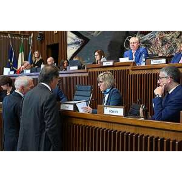 Consiglieri a colloquio con l'assessore alle Finanze, Barbara Zilli - Consiglieri a colloquio con l'assessore alle Finanze, Barbara Zilli