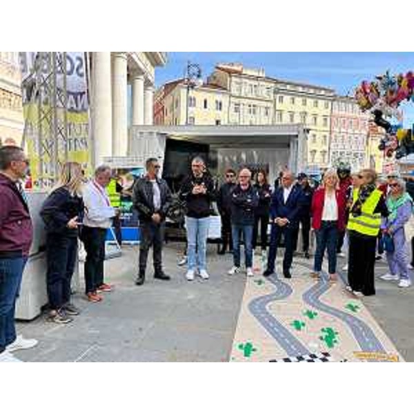 L'intervento dallassessore regionale alla Sicurezza Pierpaolo Roberti (al centro) allinterno dello stand ACI "4Safety FVG" - L'intervento dallassessore regionale alla Sicurezza Pierpaolo Roberti (al centro) allinterno dello stand ACI "4Safety FVG"