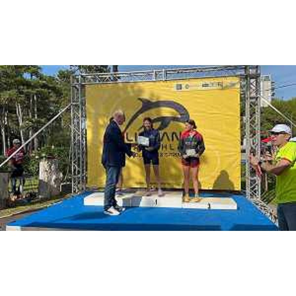 Il presidente del Cr Fvg, Mauro Bordin, premia la prima classificata della Lignano international triathlon, Ilaria Zane - Il presidente del Cr Fvg, Mauro Bordin, premia la prima classificata della Lignano international triathlon, Ilaria Zane