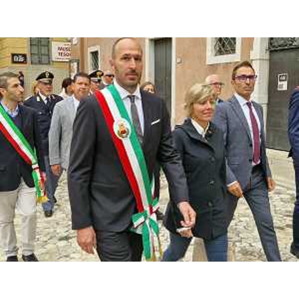 Zilli in corteo assieme al sindaco Revelant e al vicepresidente del Consiglio regionale Stefano Mazzolini - Zilli in corteo assieme al sindaco Revelant e al vicepresidente del Consiglio regionale Stefano Mazzolini