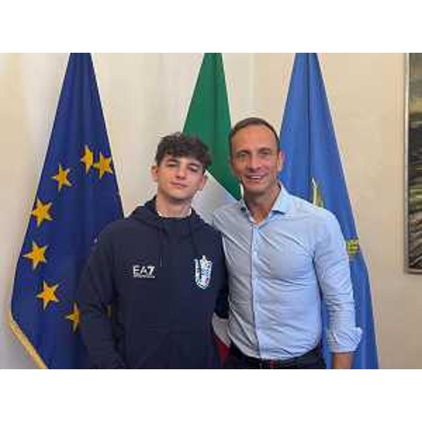 Il pallavolista azzurro Carlo Pallante con il governatore Massimiliano Fedriga - Il pallavolista azzurro Carlo Pallante con il governatore Massimiliano Fedriga