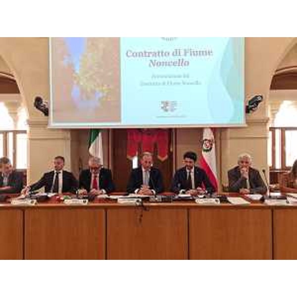 L'assessore regionale Fabio Scoccimarro, al centro, durante il suo intervento alla firma del Contratto del Noncello in Comune a Pordenone - L'assessore regionale Fabio Scoccimarro, al centro, durante il suo intervento alla firma del Contratto del Noncello in Comune a Pordenone