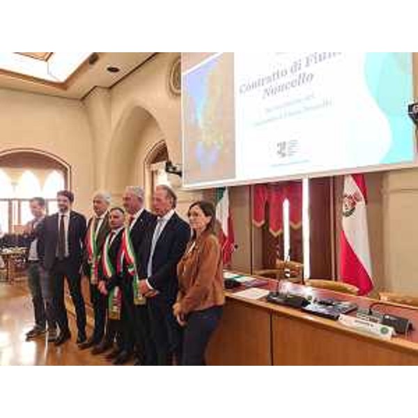 L'assessore Fabio Scoccimarro con gli amministratori di Cordenons e Porcia che hanno sottoscritto il Contratto di fiume Noncello - L'assessore Fabio Scoccimarro con gli amministratori di Cordenons e Porcia che hanno sottoscritto il Contratto di fiume Noncello