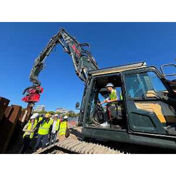 Il governatore Fedriga avvia la rimozione della prima palancola del cantiere della Terra a Mare di Lignano Sabbiadoro - Il governatore Fedriga avvia la rimozione della prima palancola del cantiere della Terra a Mare di Lignano Sabbiadoro