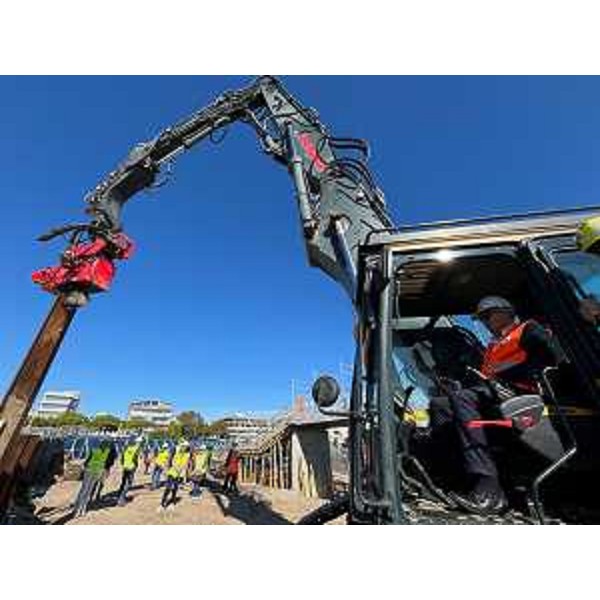 L'assessore Bini contribuisce alla rimozione della prima palancola del cantiere della Terra a Mare di Lignano Sabbiadoro - L'assessore Bini contribuisce alla rimozione della prima palancola del cantiere della Terra a Mare di Lignano Sabbiadoro