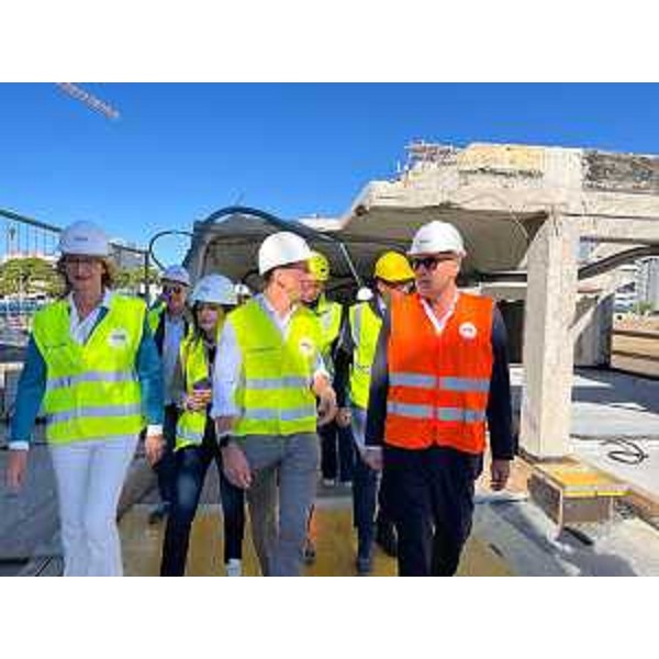 Il governatore Fedriga e l'assessore Bini durante il sopralluogo nel cantiere della Terrazza a Mare di Lignano Sabbiadoro. - Il governatore Fedriga e l'assessore Bini durante il sopralluogo nel cantiere della Terrazza a Mare di Lignano Sabbiadoro.