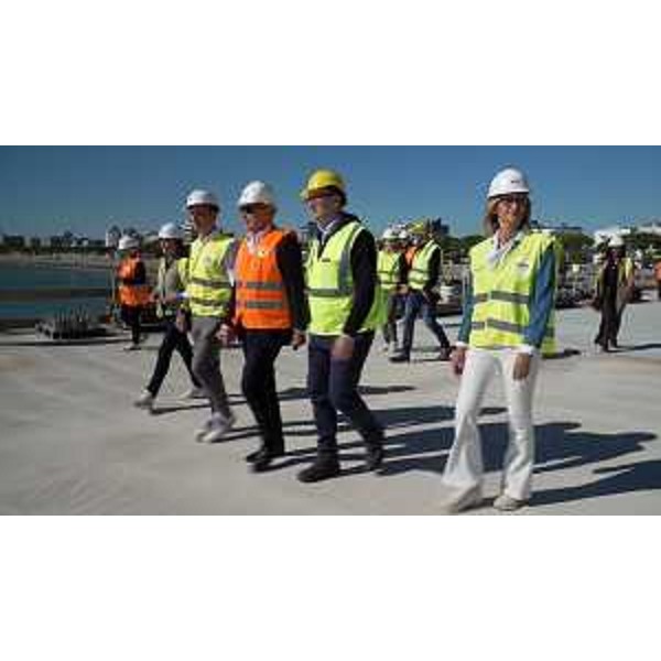 Il governatore Fedriga e l'assessore Bini durante il sopralluogo nel cantiere della Terrazza a Mare di Lignano Sabbiadoro. - Il governatore Fedriga e l'assessore Bini durante il sopralluogo nel cantiere della Terrazza a Mare di Lignano Sabbiadoro.