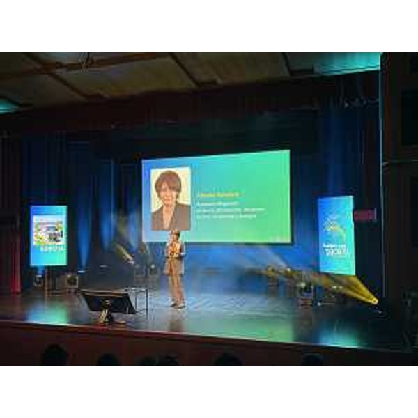 L'assessore regionale al Lavoro, istruzione, famiglia, ricerca e università, Alessia Rosolen, intervien al convegno Fabbricare Società - L'assessore regionale al Lavoro, istruzione, famiglia, ricerca e università, Alessia Rosolen, intervien al convegno Fabbricare Società 