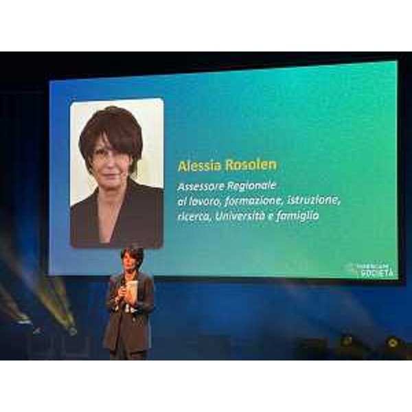 L'assessore regionale al Lavoro, istruzione, famiglia, ricerca e università, Alessia Rosolen, intervien al convegno Fabbricare Società - L'assessore regionale al Lavoro, istruzione, famiglia, ricerca e università, Alessia Rosolen, intervien al convegno Fabbricare Società 