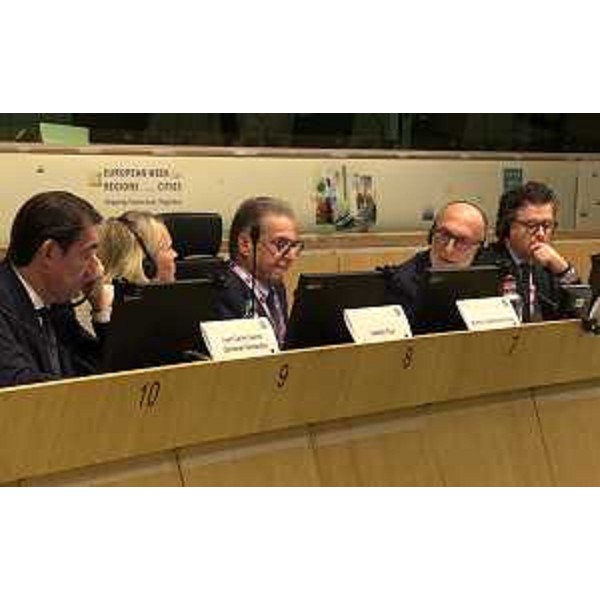 L'assessore Riccardi (secondo da destra) nel suo intervento - L'assessore Riccardi (secondo da destra) nel suo intervento