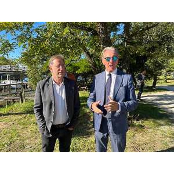 L'assessore Scoccimarro e il sindaco Polidori durante il sopralluogo al Rio Ospo - L'assessore Scoccimarro e il sindaco Polidori durante il sopralluogo al Rio Ospo